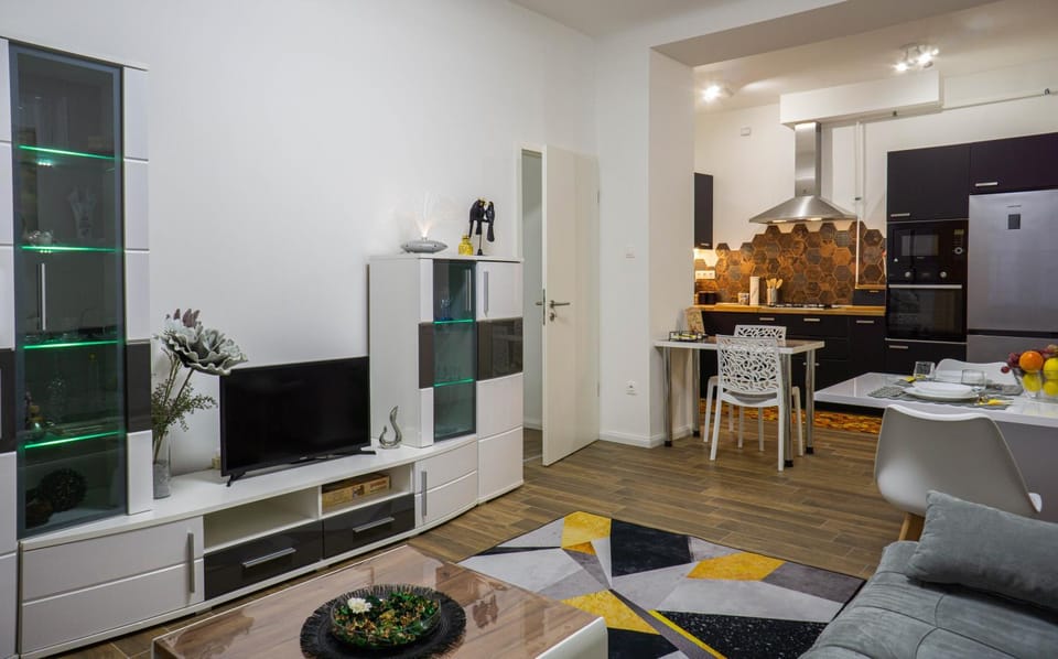 TV and multimedia, Living room, Dining area, Evening entertainment