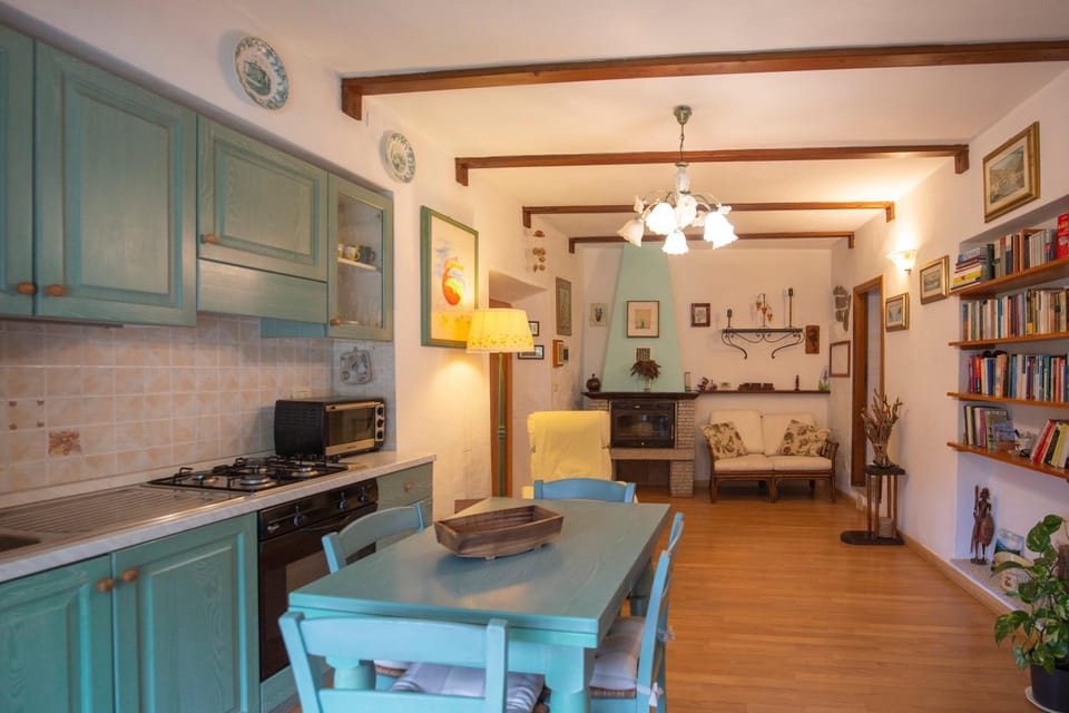 Kitchen or kitchenette, Seating area
