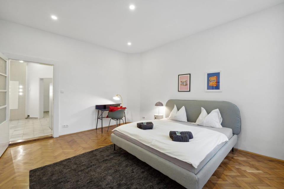 Bed, Photo of the whole room, Bedroom, towels