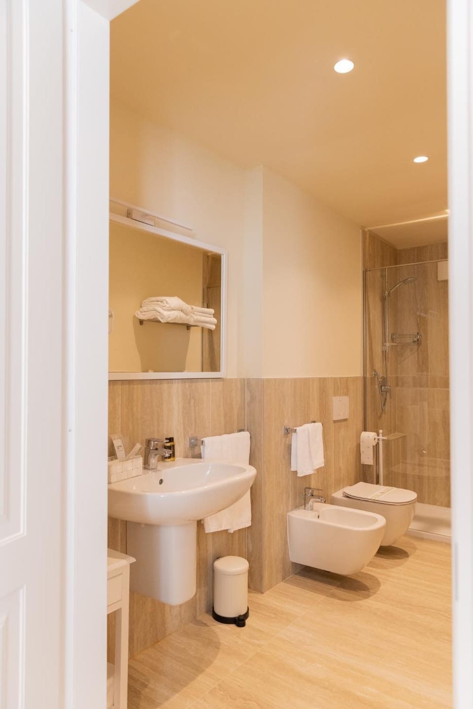 Shower, Toilet, Bathroom, bidet, towels
