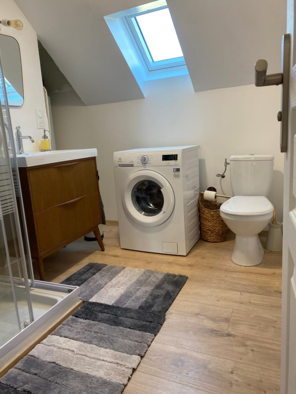 Toilet, Bathroom, washing machine, dryer