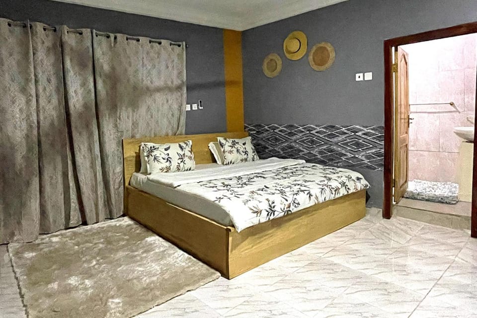 1 Bedroom Sleeps 2 -Free Parking -Children welcome House in Ghana