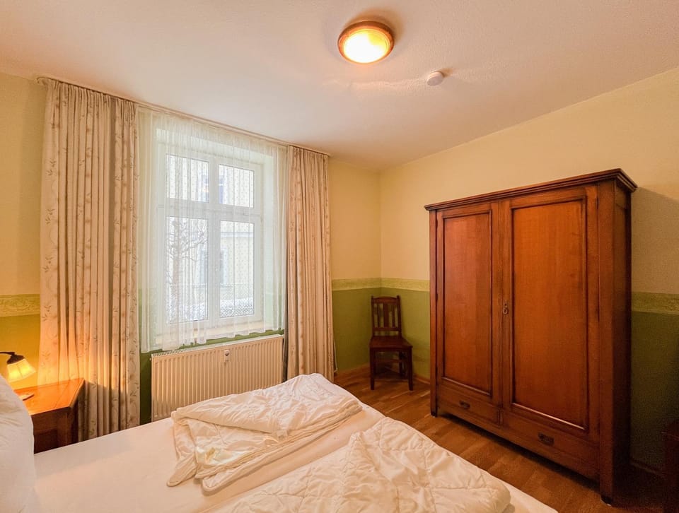 Bedroom, wardrobe