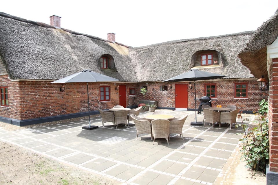 Property building, Patio, Balcony/Terrace, Dining area