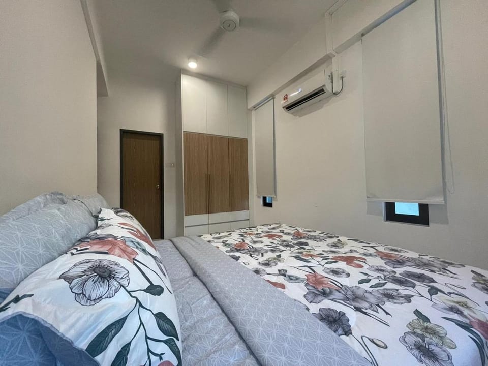 Bed, Photo of the whole room, wardrobe, air conditioner