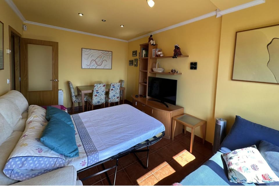 2 Bed Apt Sleeps 4 - Two TVs - Free Parking Apartment in Portonovo