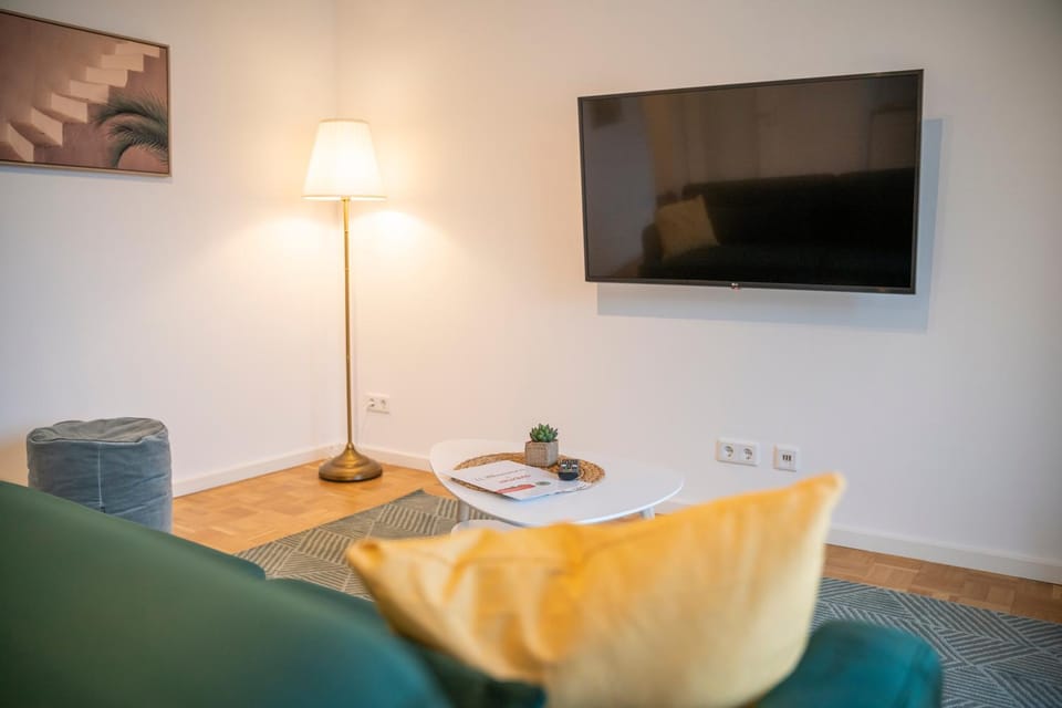 TV and multimedia, Living room, Seating area, Evening entertainment