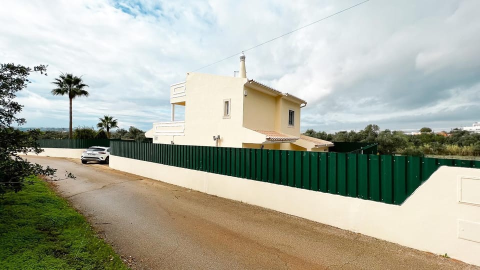 Property building, Day, Neighbourhood, Parking