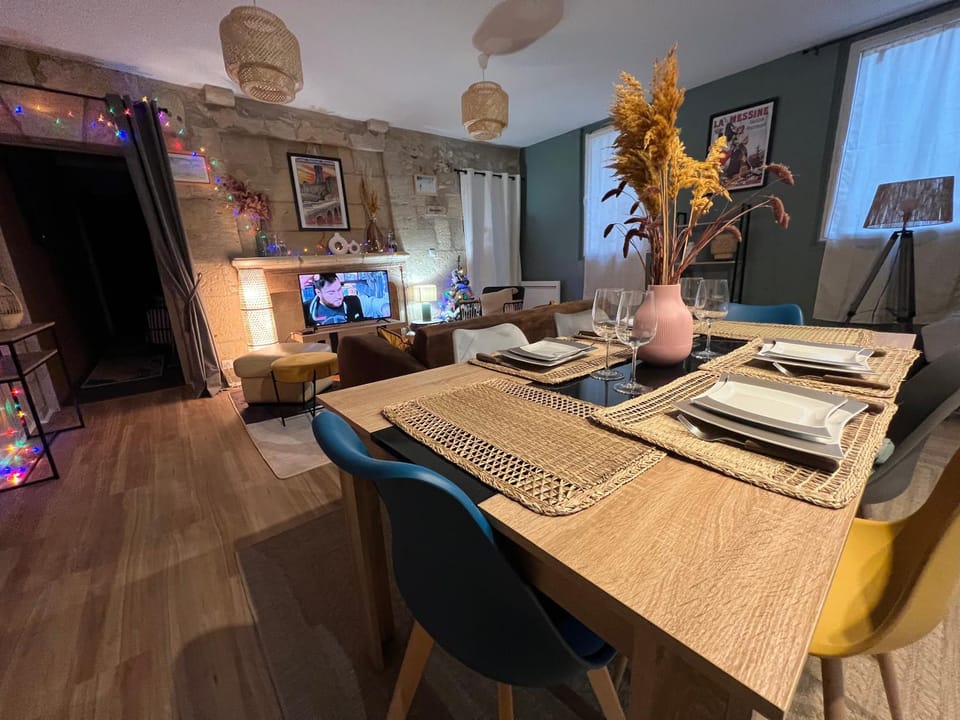 TV and multimedia, Living room, Seating area, Dining area