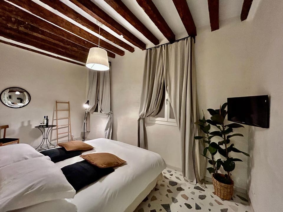 Bed, TV and multimedia, Photo of the whole room, Bedroom