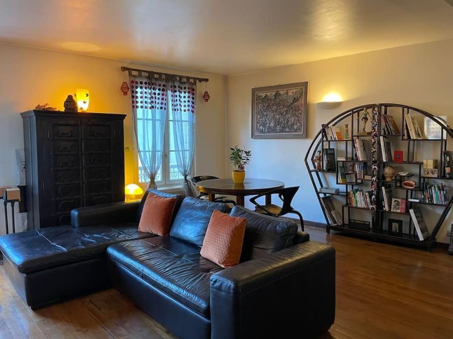 Appartement sur le parvis de la cathédrale Apartment in Île-de-France