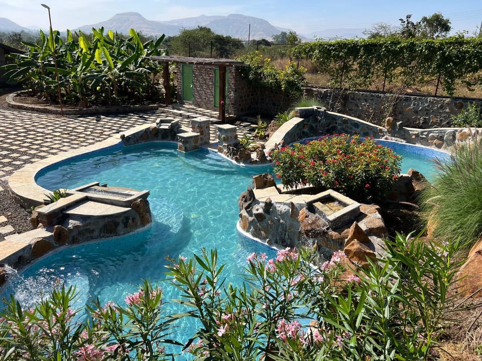Spring, Day, Natural landscape, Garden, Garden view, Mountain view, Pool view, Swimming pool, Swimming pool, sunbed