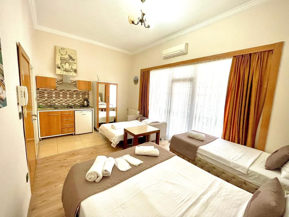 Bed, Bathroom, TV and multimedia, Balcony/Terrace, Kitchen or kitchenette, Living room, Photo of the whole room, Seating area, Dining area, Bedroom, towels, air conditioner