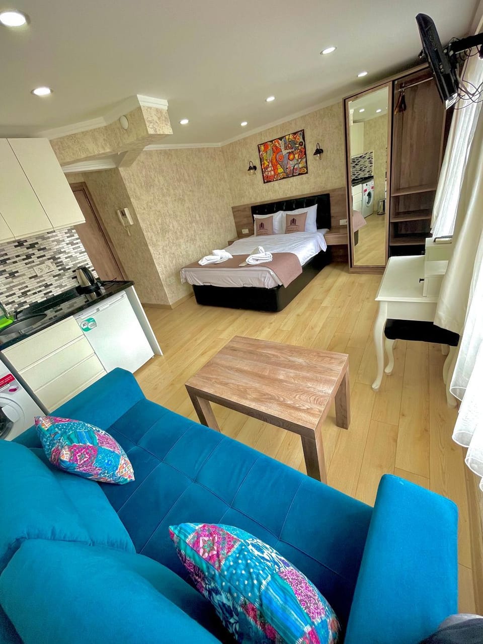 Bed, TV and multimedia, Living room, Photo of the whole room, Seating area, Bedroom, towels, wardrobe