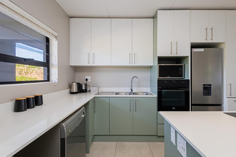 Coffee/tea facilities, dishwasher, microwave, oven, stove, toaster, kitchen