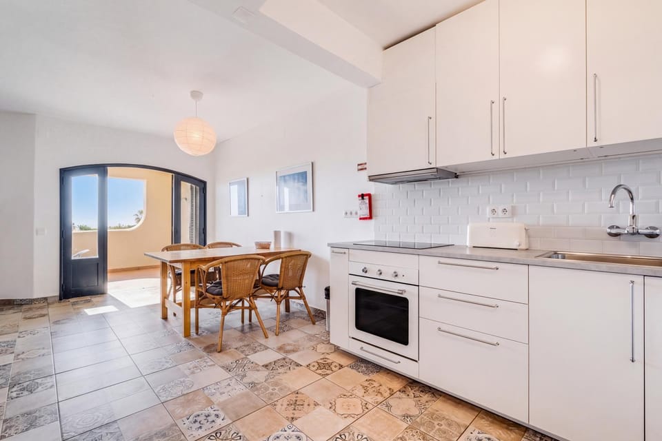 Kitchen or kitchenette, Dining area, oven