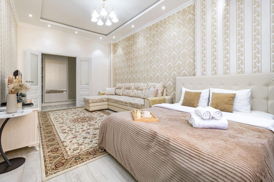 Bed, Living room, Photo of the whole room, Seating area, Bedroom, towels