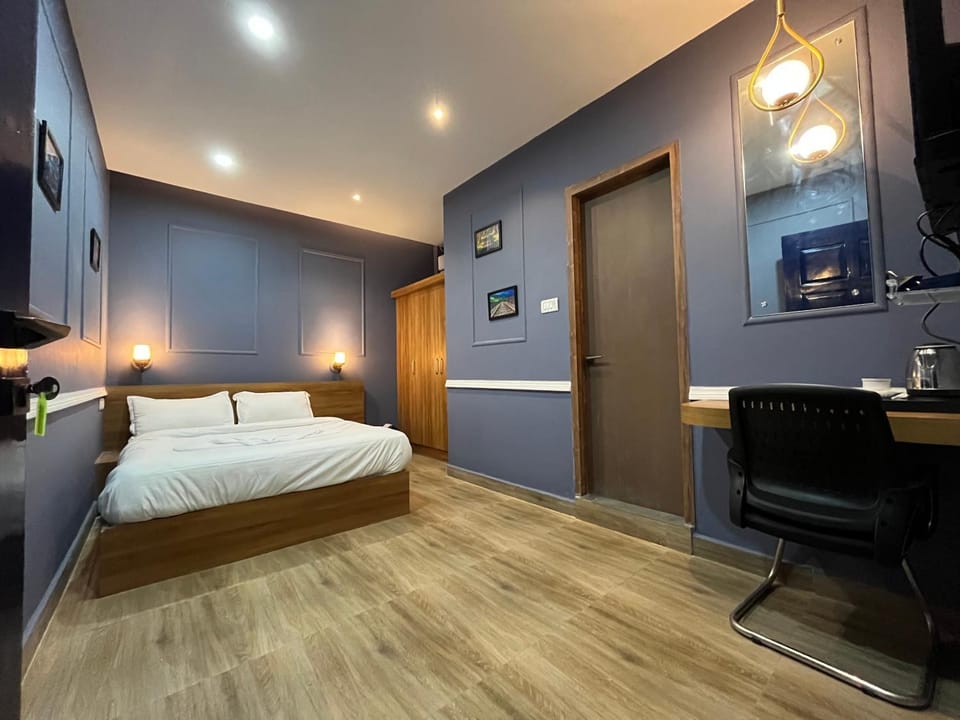 Bed, TV and multimedia, Kitchen or kitchenette, Photo of the whole room, Bedroom, hair dresser, wardrobe