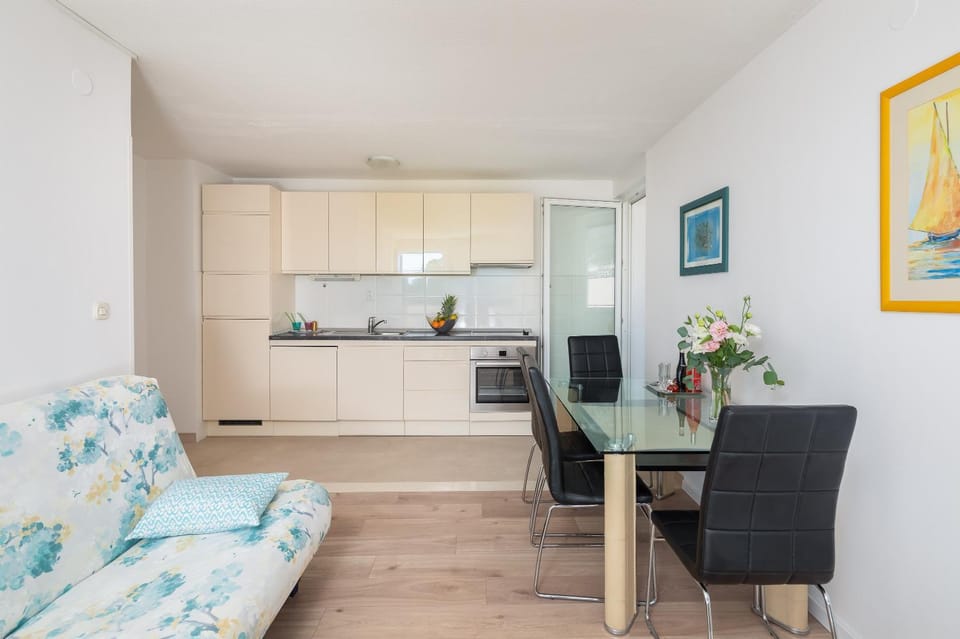 Kitchen or kitchenette, Dining area, pet friendly