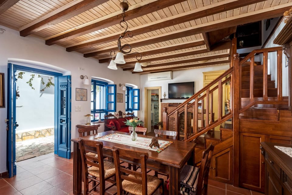 TV and multimedia, Living room, Seating area, Dining area