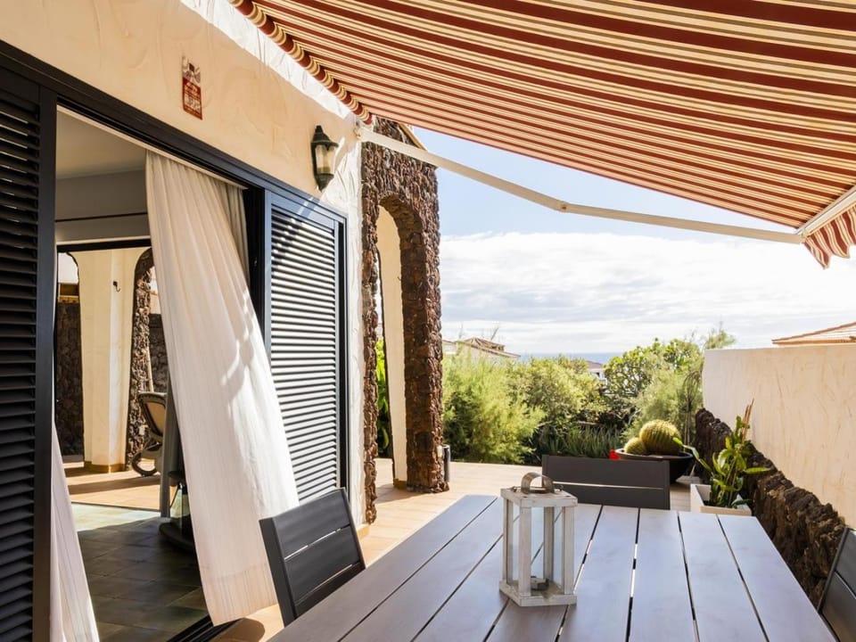 Garden, View (from property/room), Balcony/Terrace, Dining area, Sea view