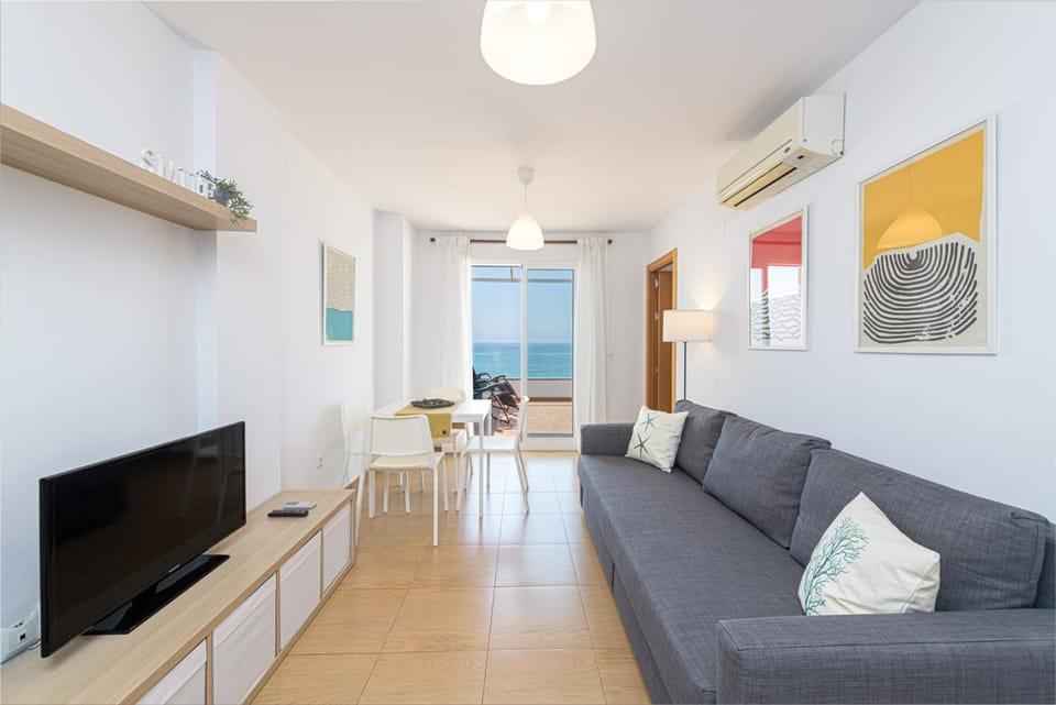 TV and multimedia, Living room, Seating area, air conditioner
