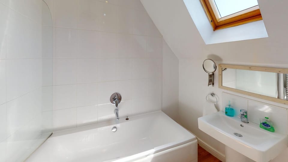 Property building, Bathroom, Bath