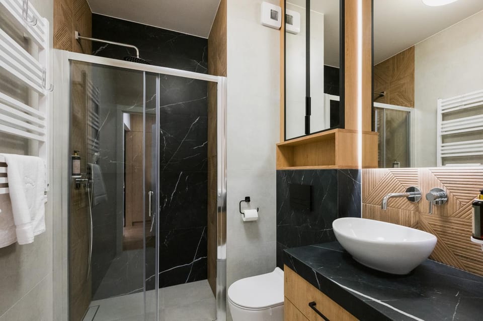 Shower, Toilet, Bathroom, towels
