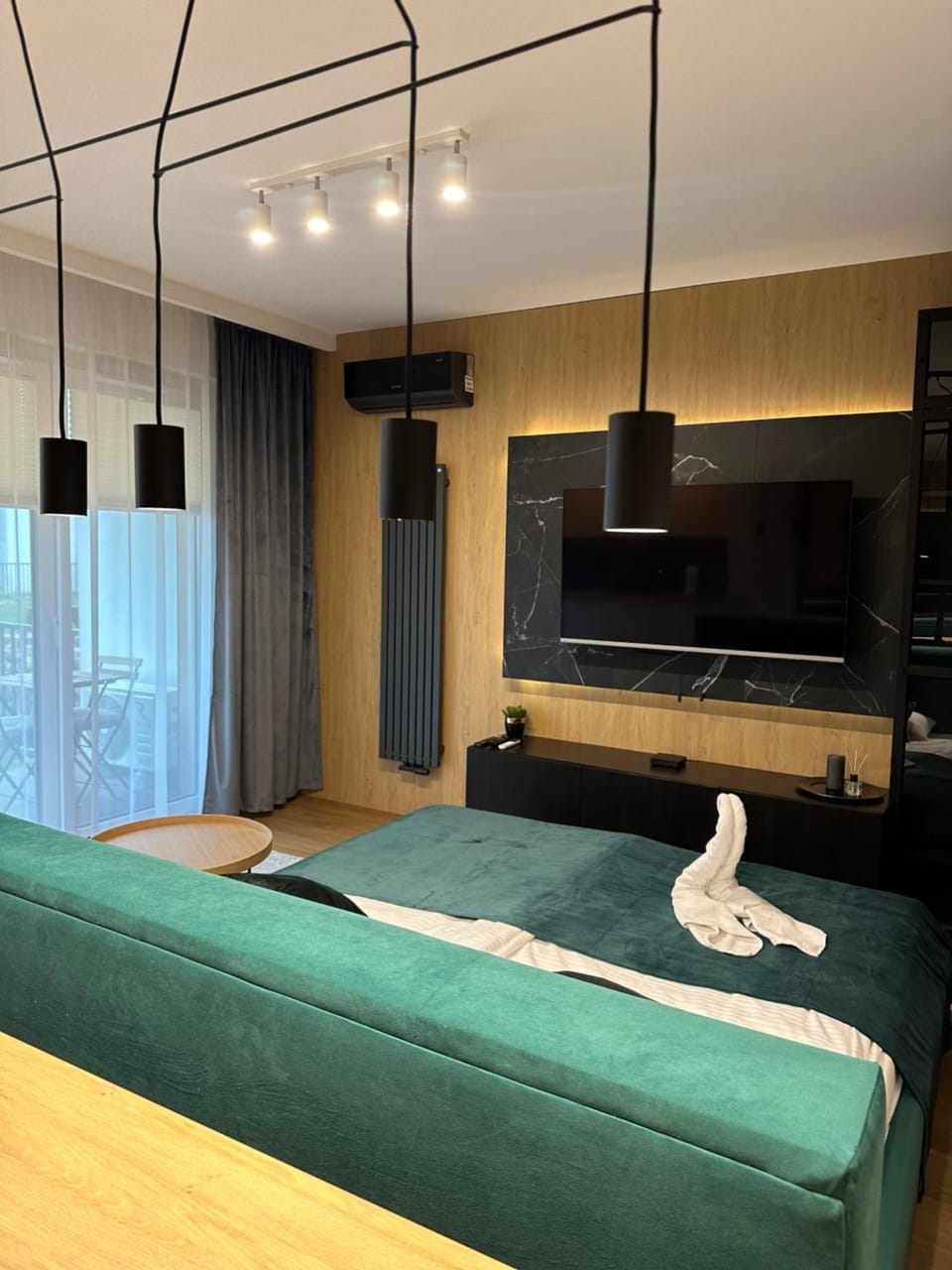 Bed, TV and multimedia, Living room