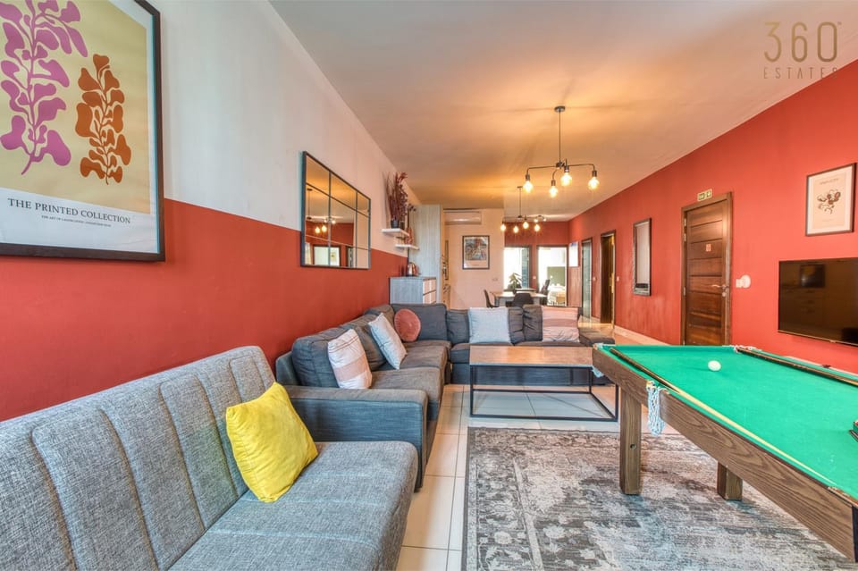 Billiard, Game Room, Living room, Seating area