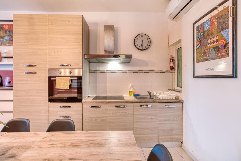 Kitchen or kitchenette, Dining area, minibar, oven, pet friendly, stove