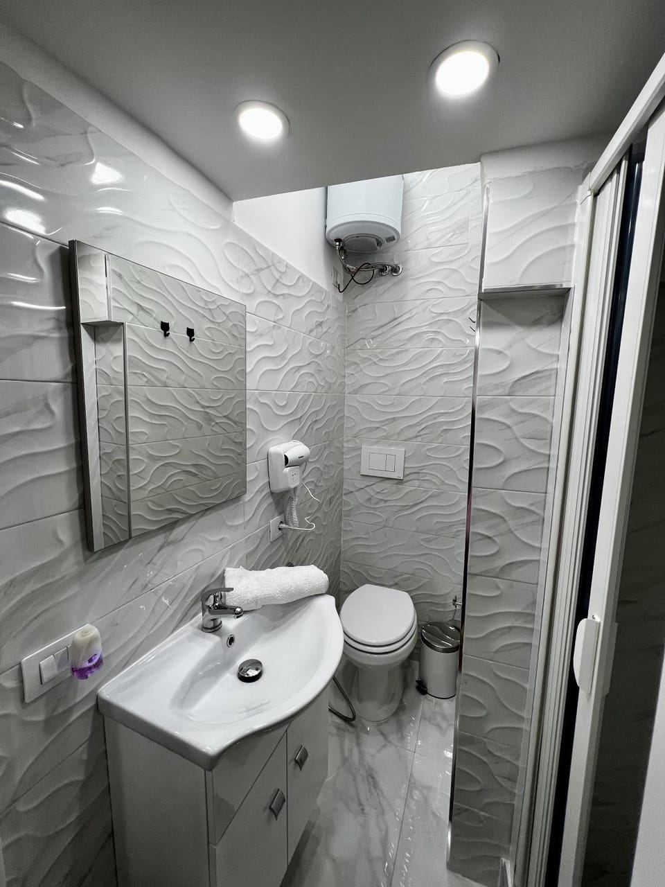 Shower, Toilet, Bathroom, bidet, towels