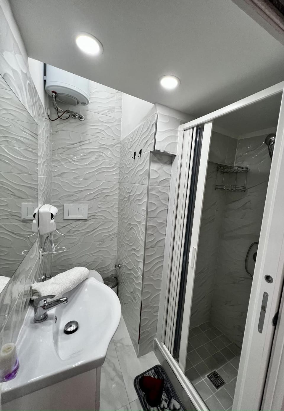 Shower, Toilet, Bathroom, bidet, towels