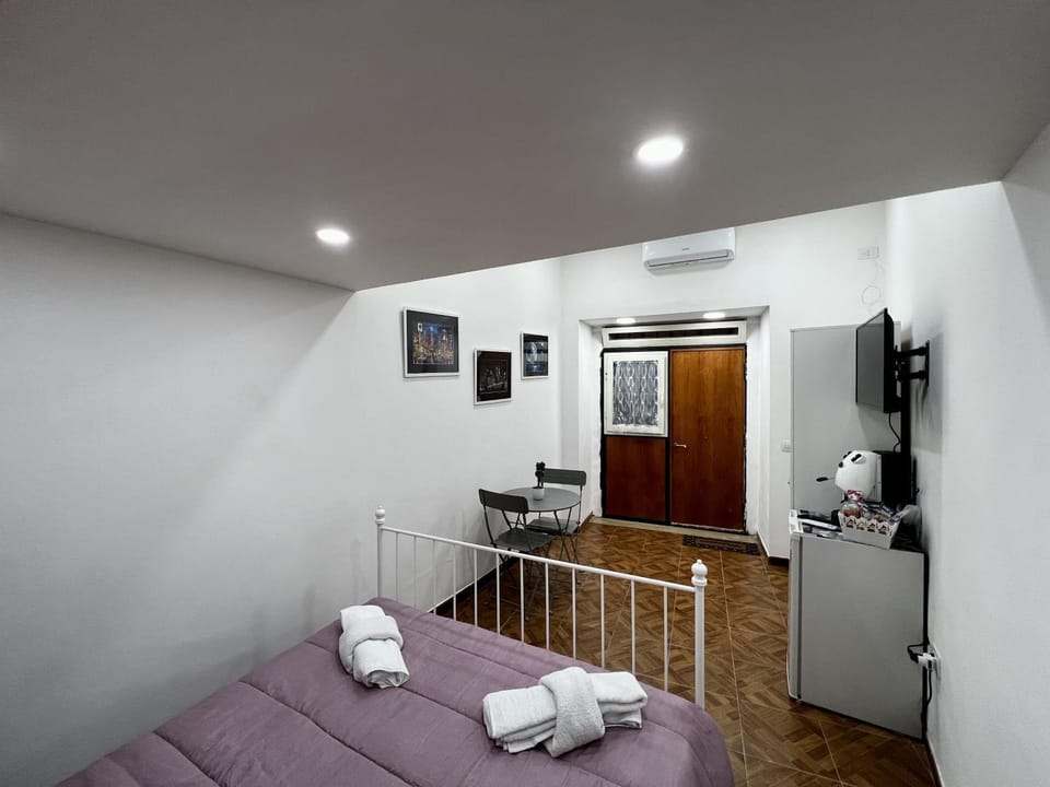Bed, TV and multimedia, Photo of the whole room, Bedroom, towels, air conditioner