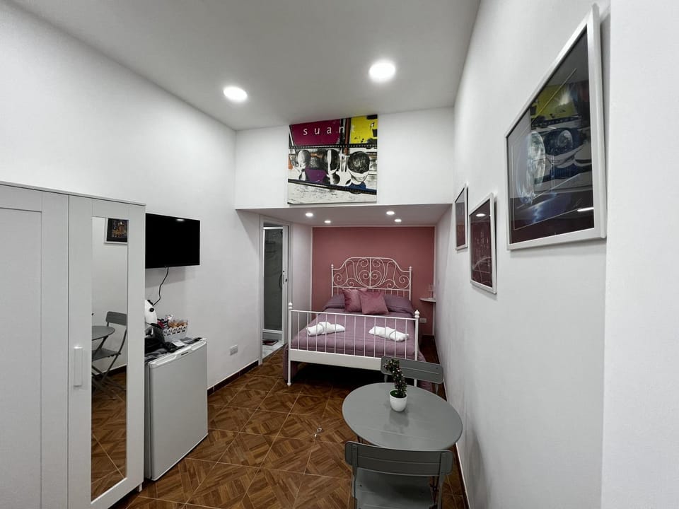 Bed, TV and multimedia, Photo of the whole room, hair dresser, oven, wardrobe