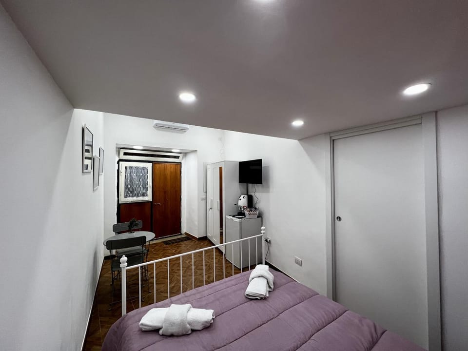 Bed, TV and multimedia, Photo of the whole room, Bedroom, towels, wardrobe, air conditioner