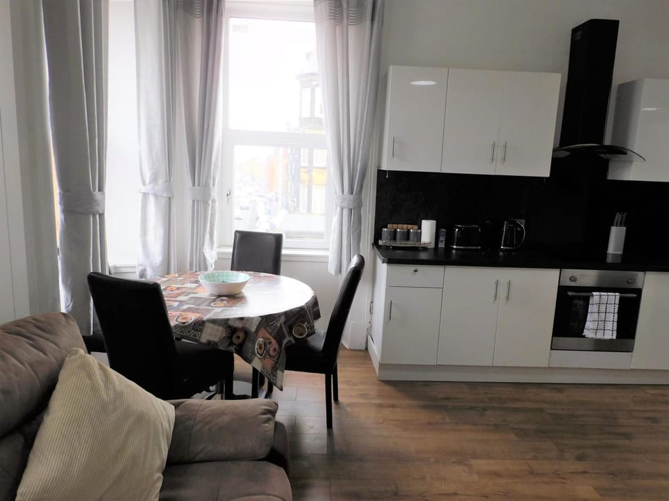 Comfortable 4 bed Apt in Paisley Next to Station Apartment in Paisley