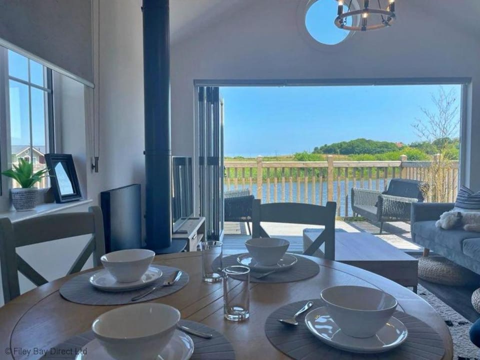 Property building, View (from property/room), Balcony/Terrace, Living room, Seating area, Dining area