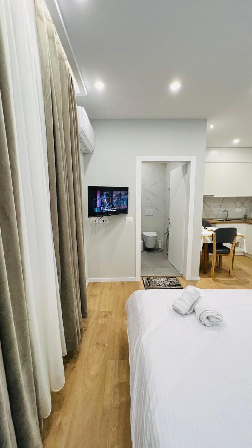 Bed, TV and multimedia, towels