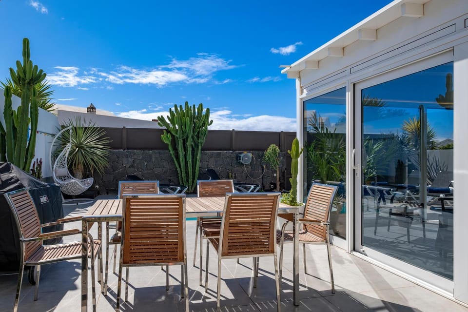 Property building, Balcony/Terrace, Living room