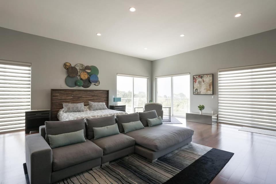 Bed, Photo of the whole room, Seating area, Bedroom