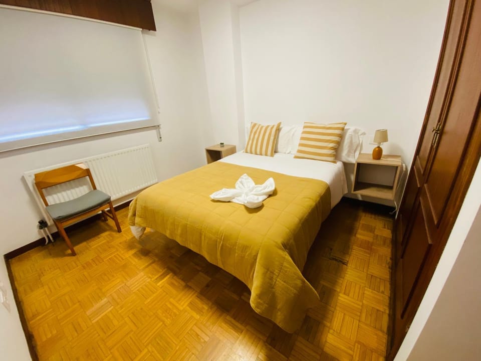 Bed, Photo of the whole room, towels