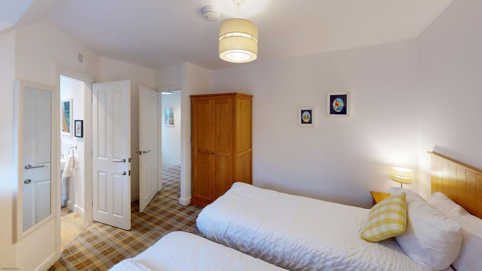 Property building, Bed, Bedroom, wardrobe
