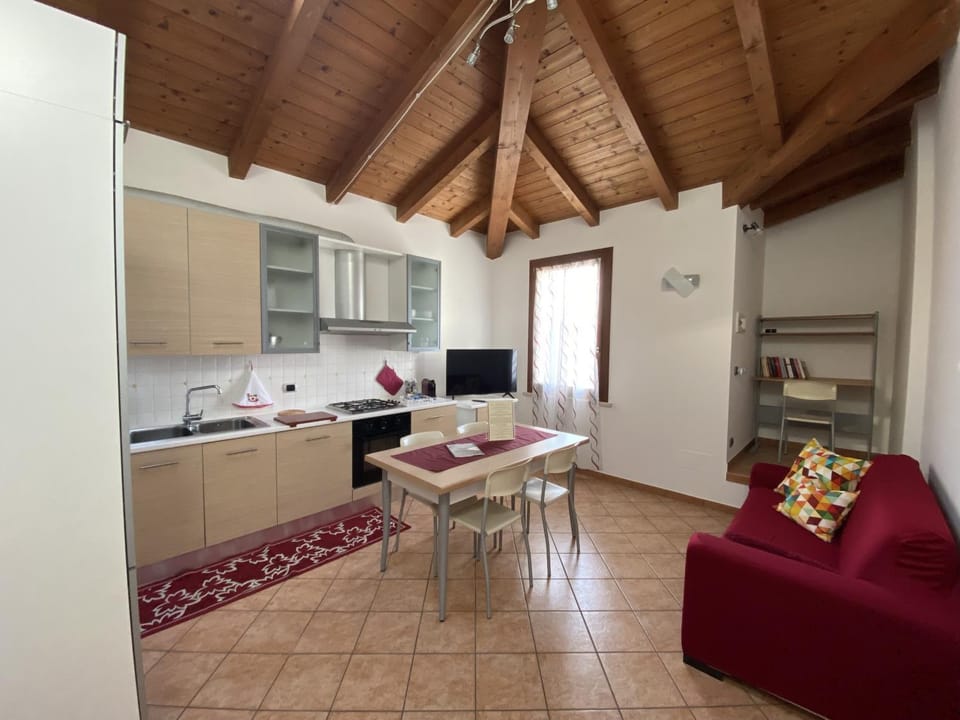 Kitchen or kitchenette, Living room, Seating area, Dining area, stove