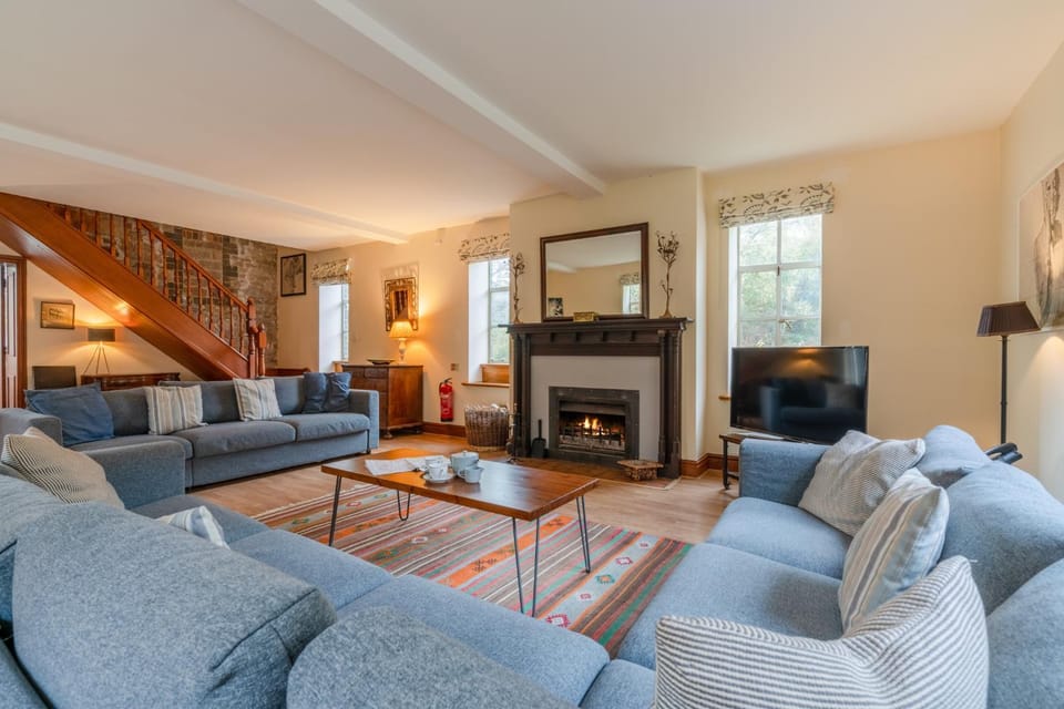 TV and multimedia, Living room, Seating area, flat iron