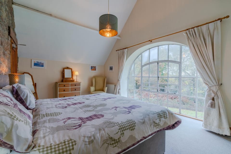 Property building, Bed, View (from property/room), Bedroom