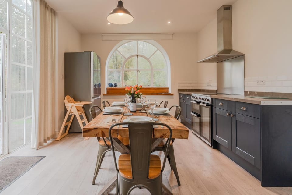 Dining area, pet friendly, stove, kitchen