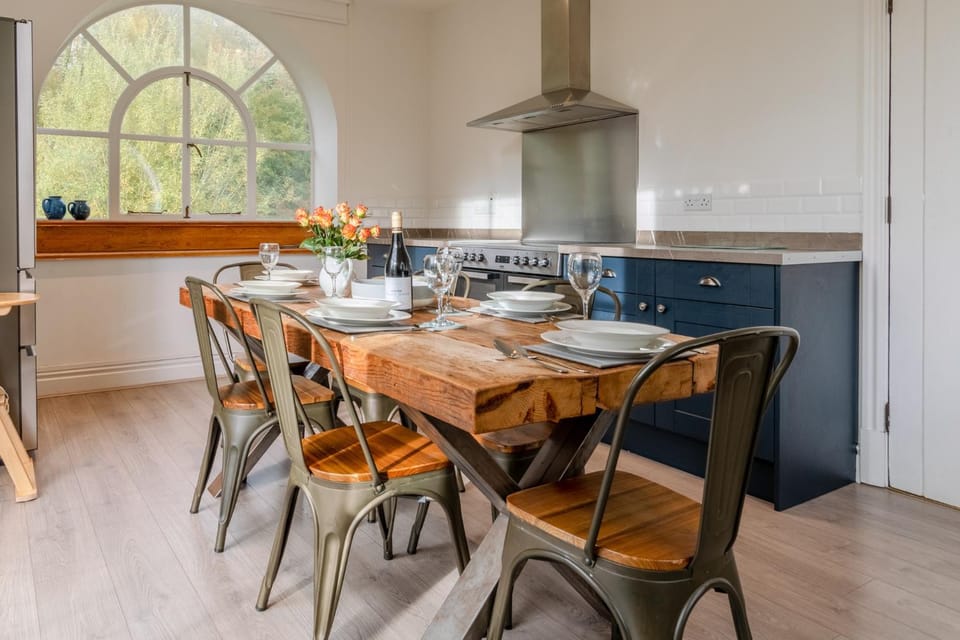 Dining area, pet friendly, stove, kitchen