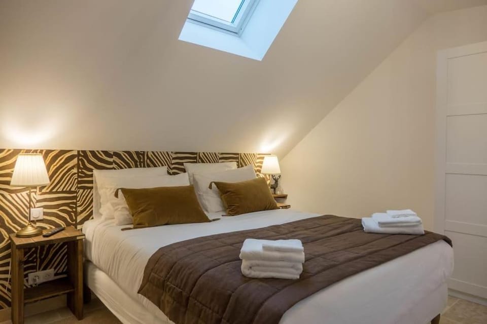 Bed, Photo of the whole room, Bedroom, towels