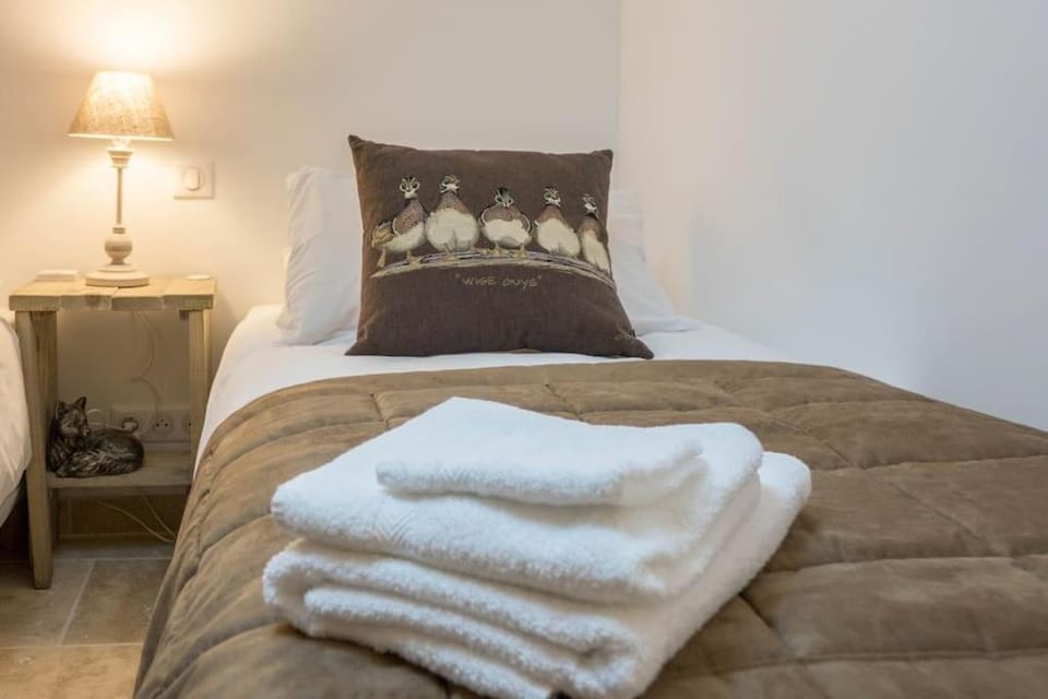 Bed, towels